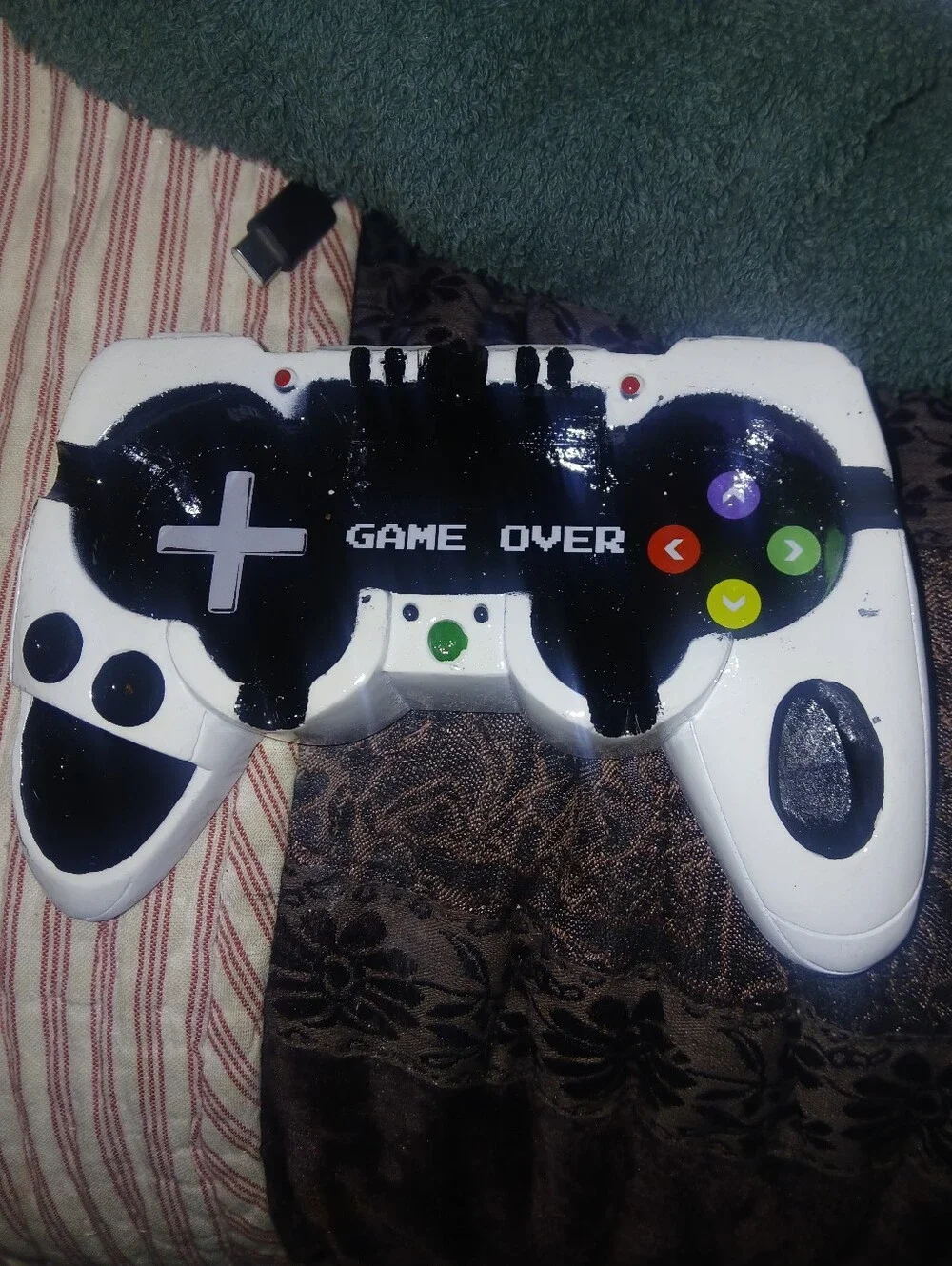 White & Black 'Game Over' Wireless Gaming Controller Resin Ashtray never usedor